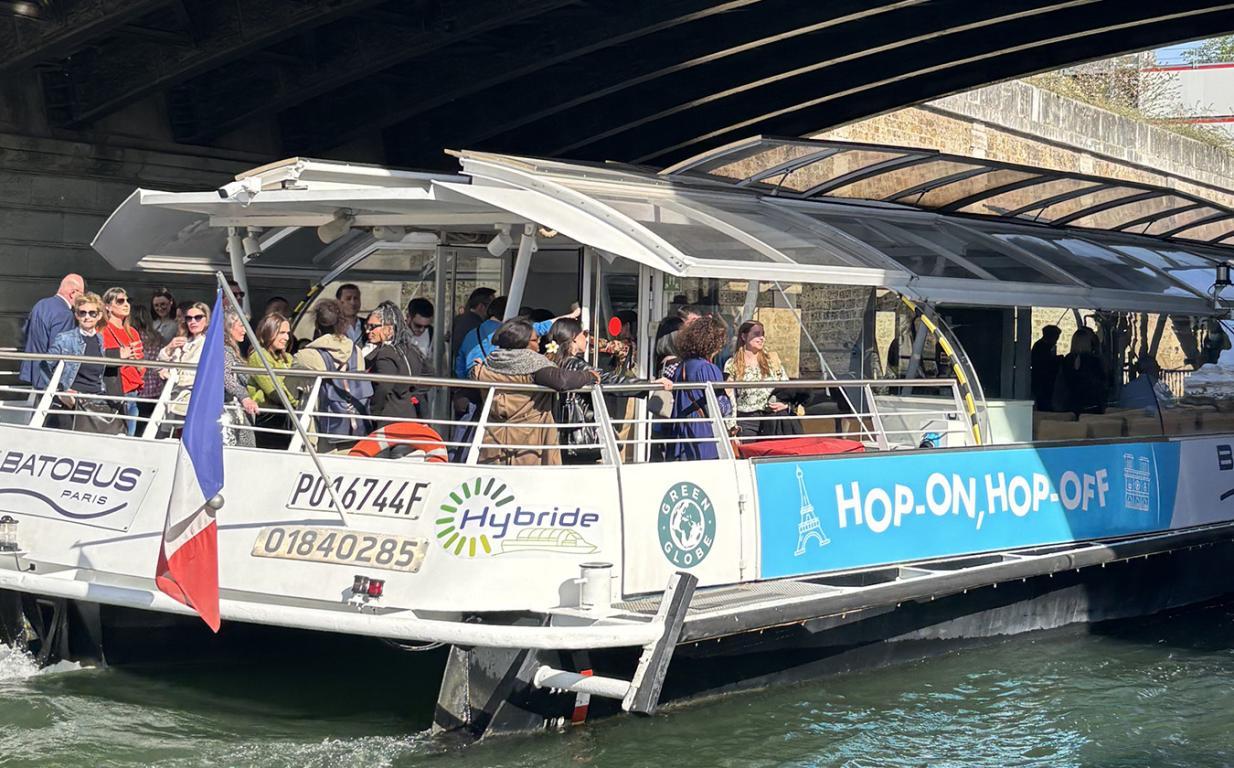 Batobus inaugure un premier bateau hybride pour une navigation plus ...