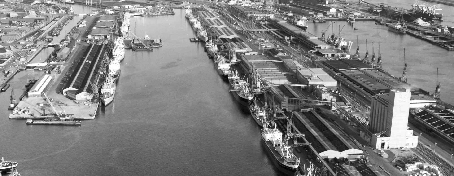 Vue du bassin Bellot et du bassin de marée du port du Havre en 1969