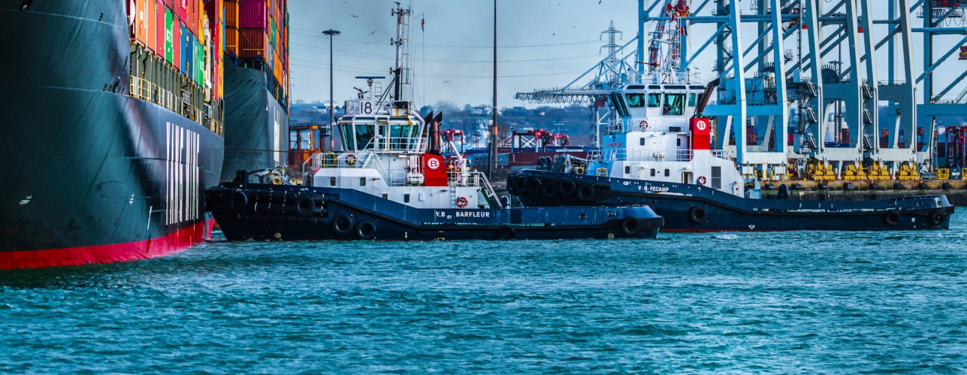Opération de remorquage du porte-conteneurs Yang Ming dans le port du Havre