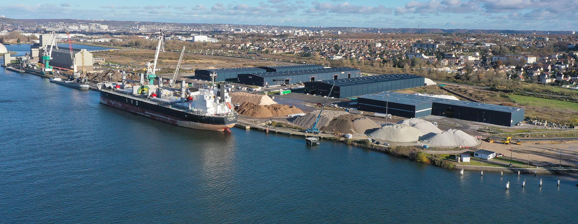 Déchargement de vracs solides au port de Rouen