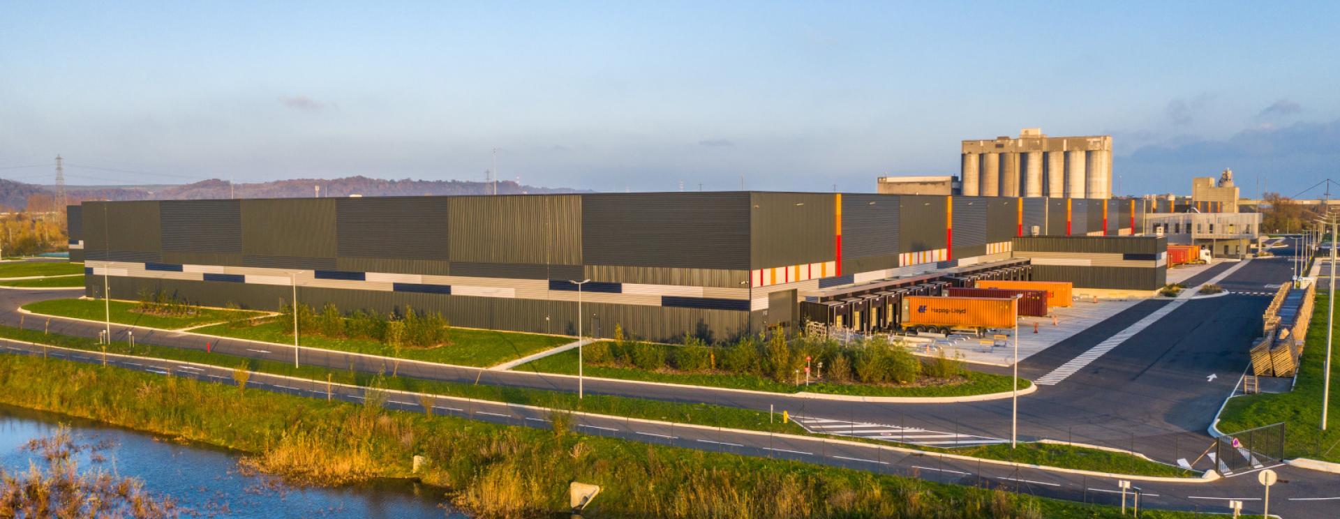 Vue aérienne de l'entrepôt logistique PRD sur le parc logistique du pont de Normandie 3 au Havre