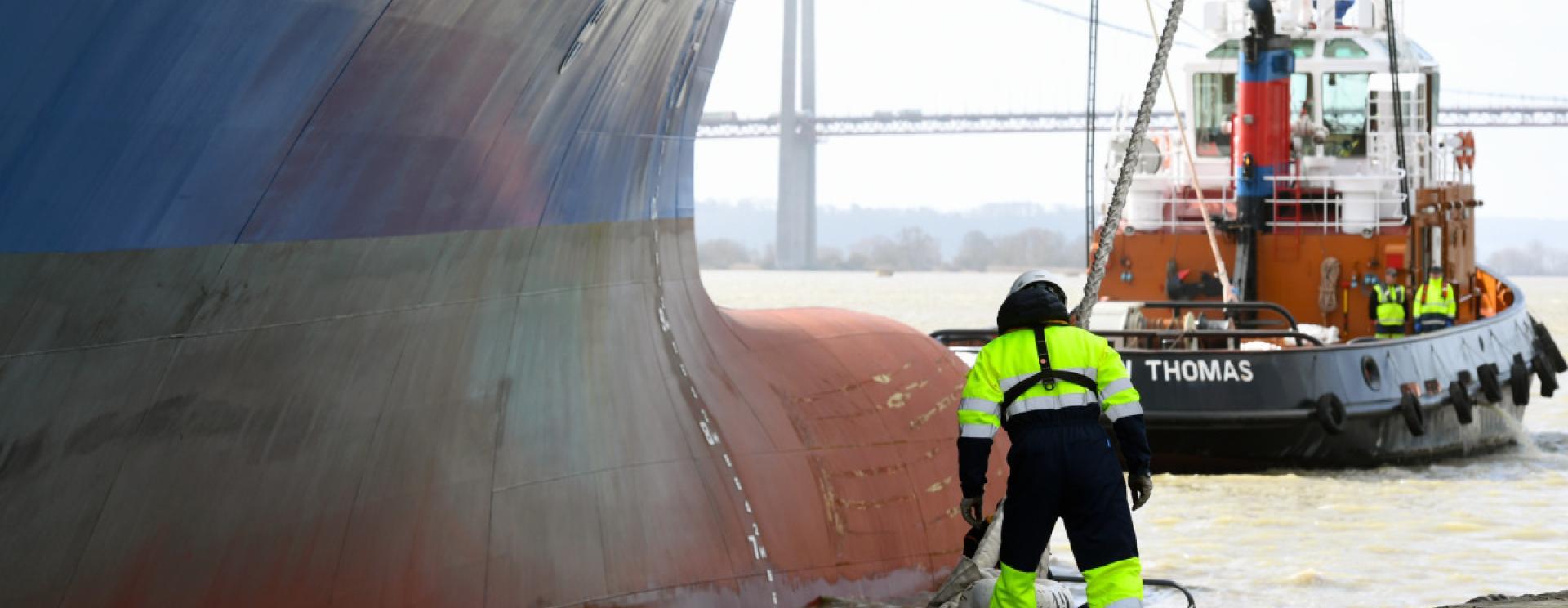 Lamaneur en opération d'accostage d'un navire en bord à quai sur le terminal de Radicatel