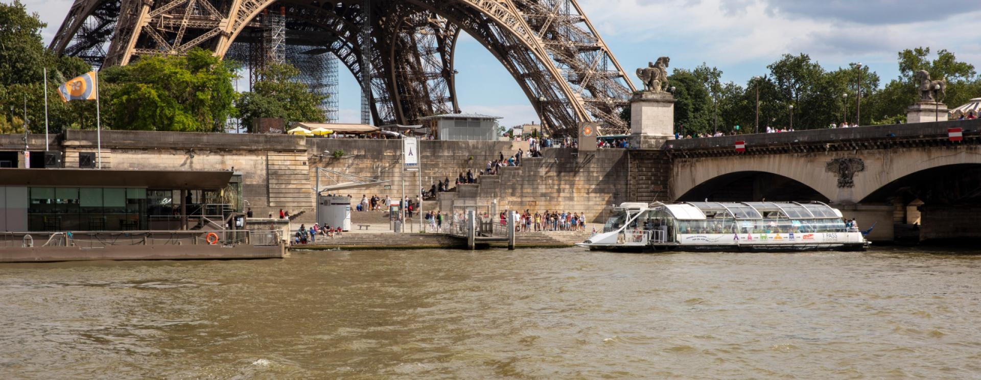 Escale fluviale du port de la Bourdonnais à Paris au pied de la Tour Eiffel