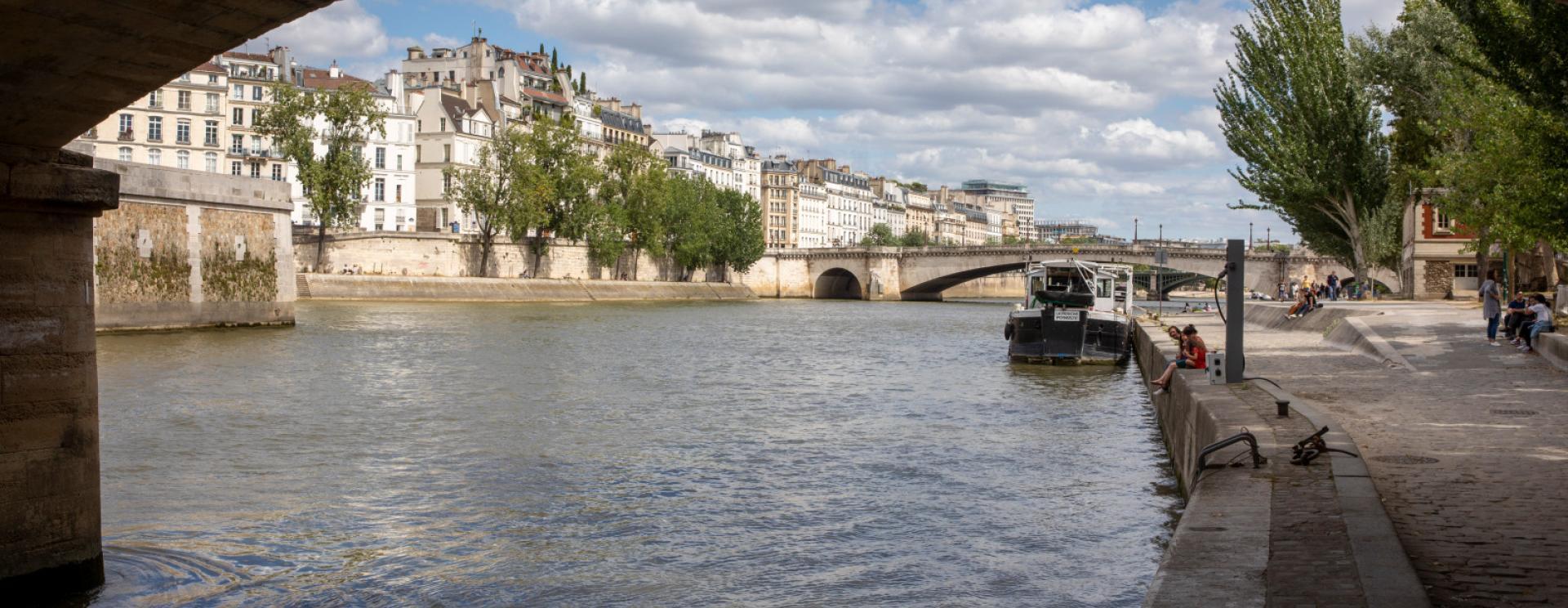 Escale fluviale parisienne, port La Tournelle à Paris.