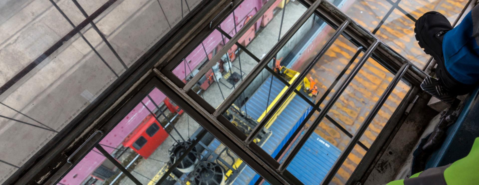 déchargement de conteneurs sur le port de Gennevilliers vue de la cabine du portique