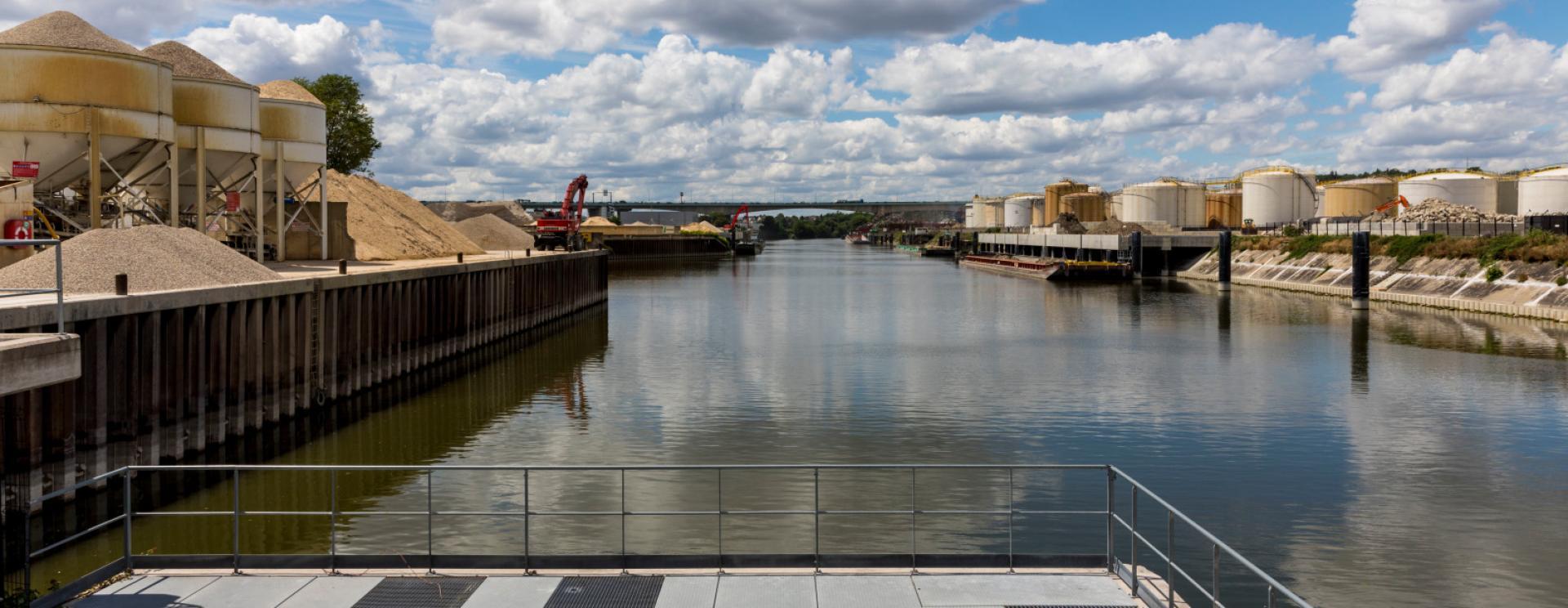 Vue sur les bacs de stockage darse 6 sur le port de Gennevilliers