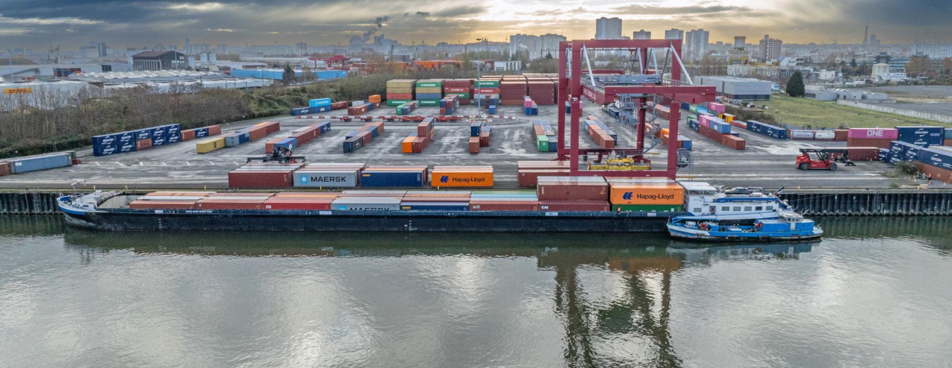 Port de Gennevilliers _ Paris Terminal _ Barge fluviale
