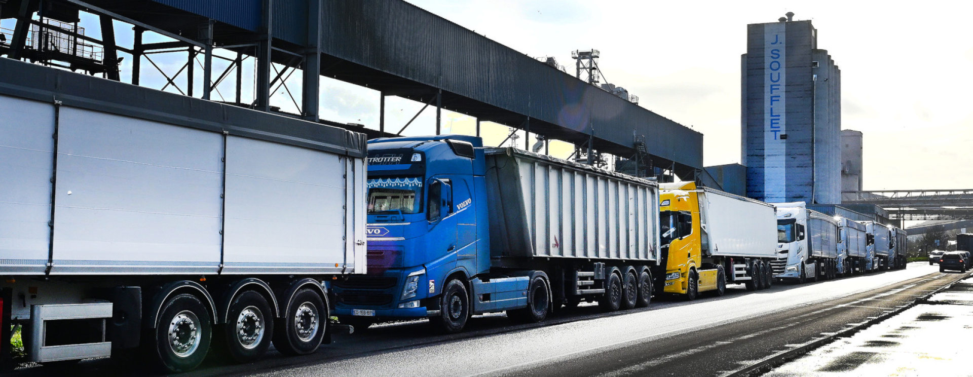 Camions en attente de chargement sur le site Soufflet à Rouen