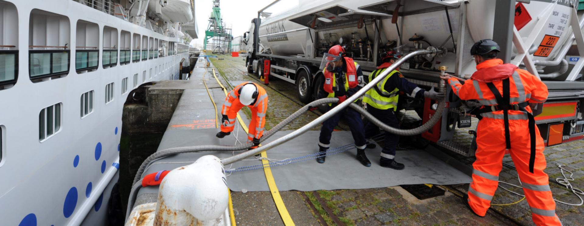 opération de soutage au GNL du navire de croisière AIDA Prima au port du Havre