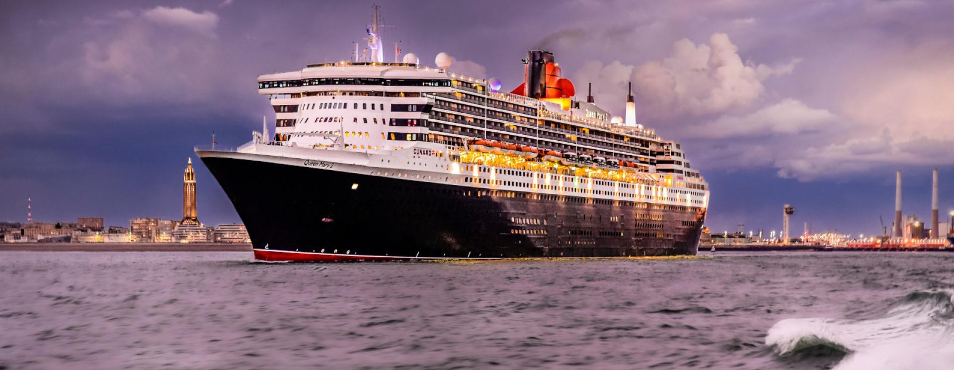 Le paquebot de croisière Queen Mary 2 quittant le port du Havre