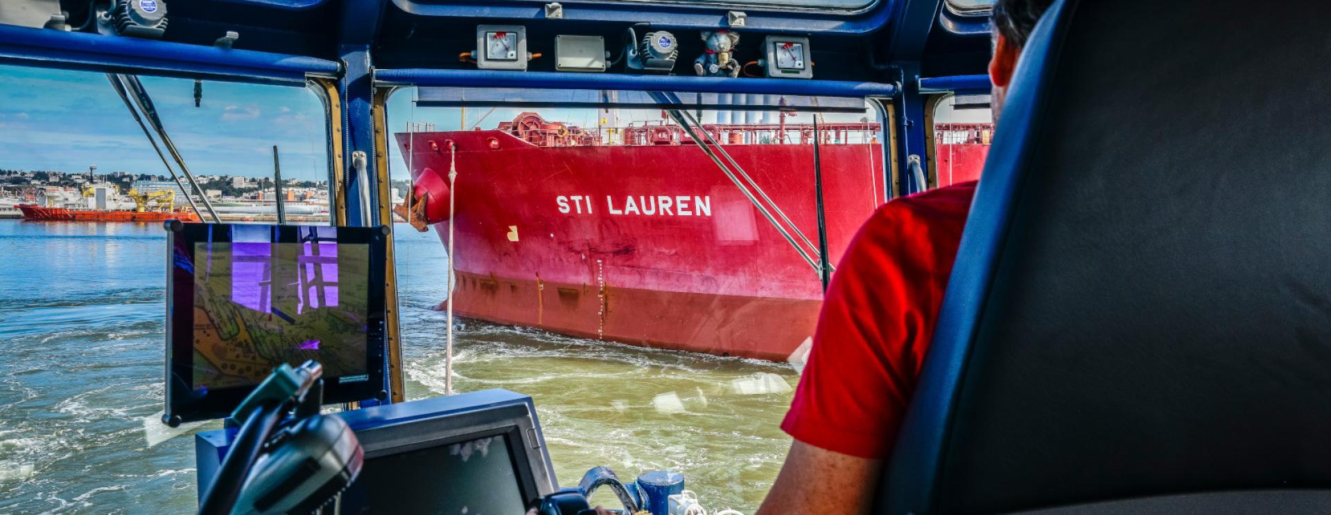 Un homme manœuvre pour tracter un chimiquier 