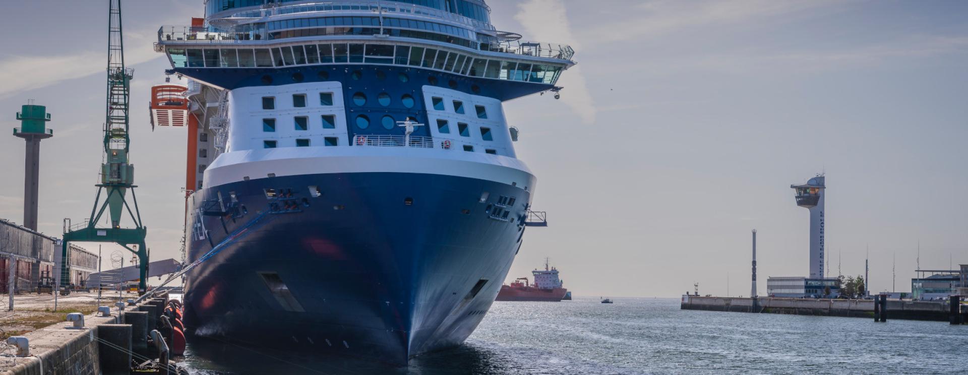 Paquebot Celebrity Cruises à quai au Havre, capitainerie du Havre en arrière plan