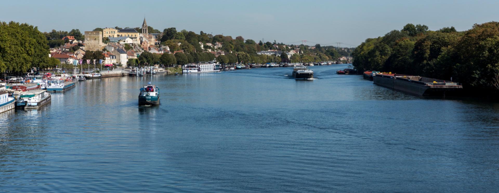 Conflans-Sainte-Honorine, capitale de la batellerie. Bateaux logement sur les quais de Seine. Embarcadères/débarcadères pour passagers. Activité de bateliers sur la Seine. conflans saint honorine