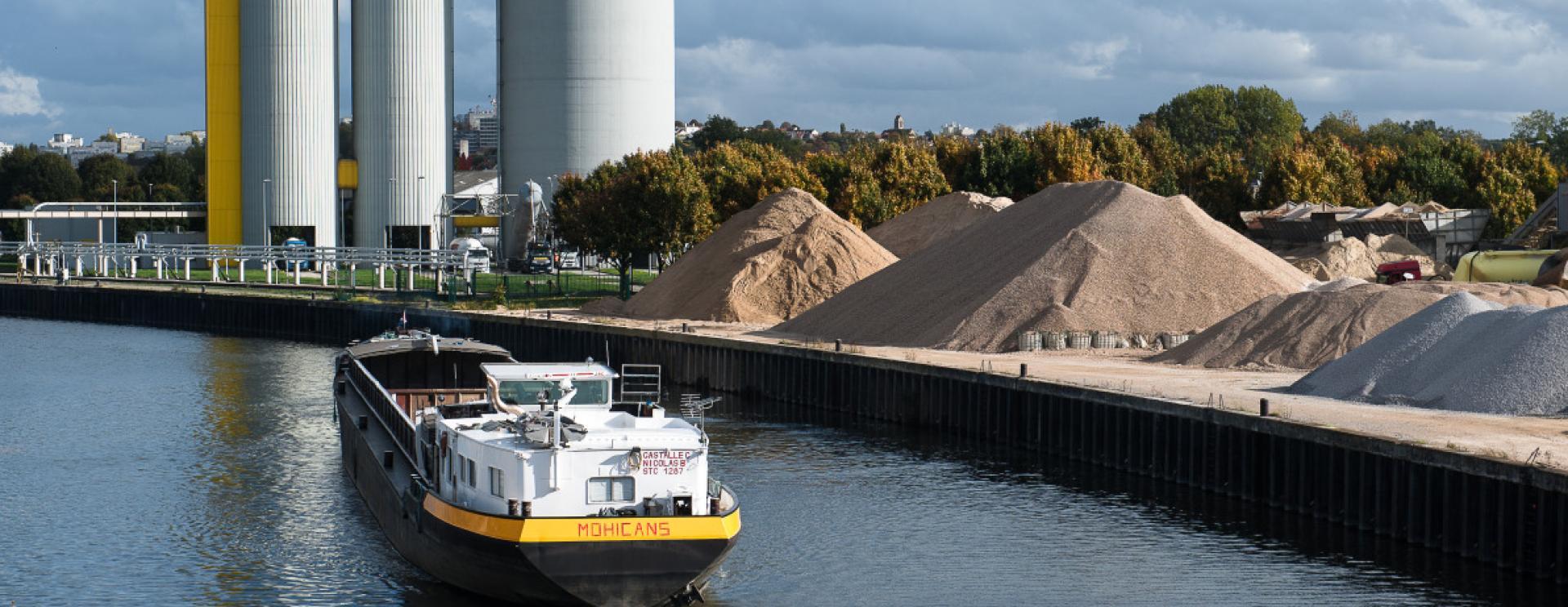 Péniche en manoeuvre dans le port de Bonneuil Sur Marne.