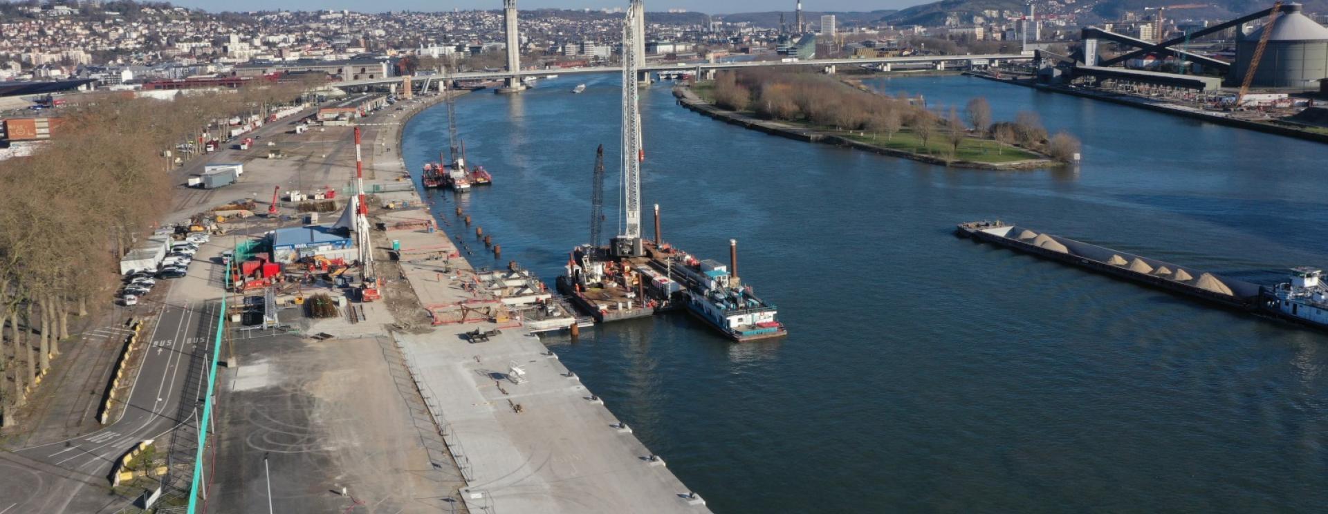 Travaux d’électrification à quai des terminaux de croisières rouennais avec installation des bornes électriques de rechargement en eau et électricité. Pont flaubert en arrière plan. 
