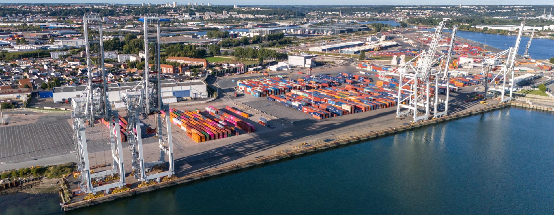 Vue aérienne sur le terminal de l'Atlantique situé en aval de l'écluse François 1er