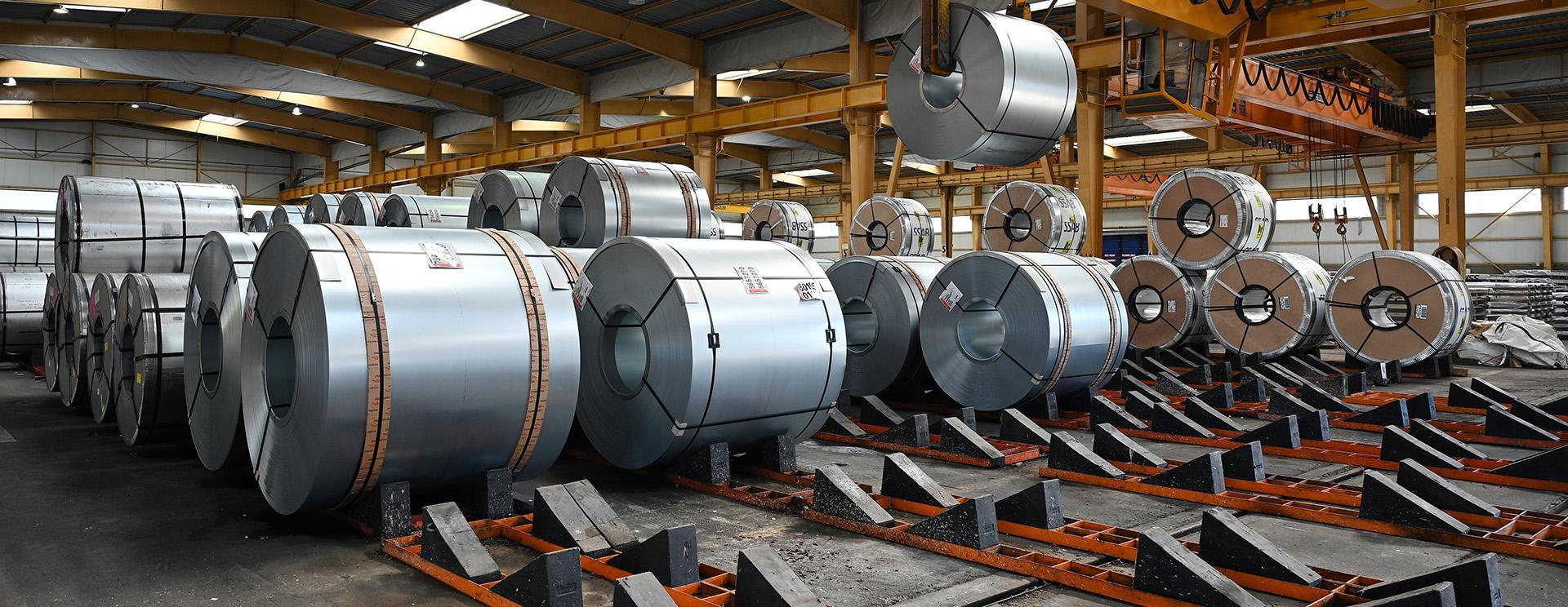 Manutention de bobines d'acier au port de Limay