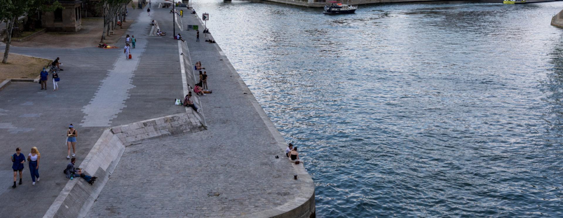 Vue des quais de Seine au port de Montebello