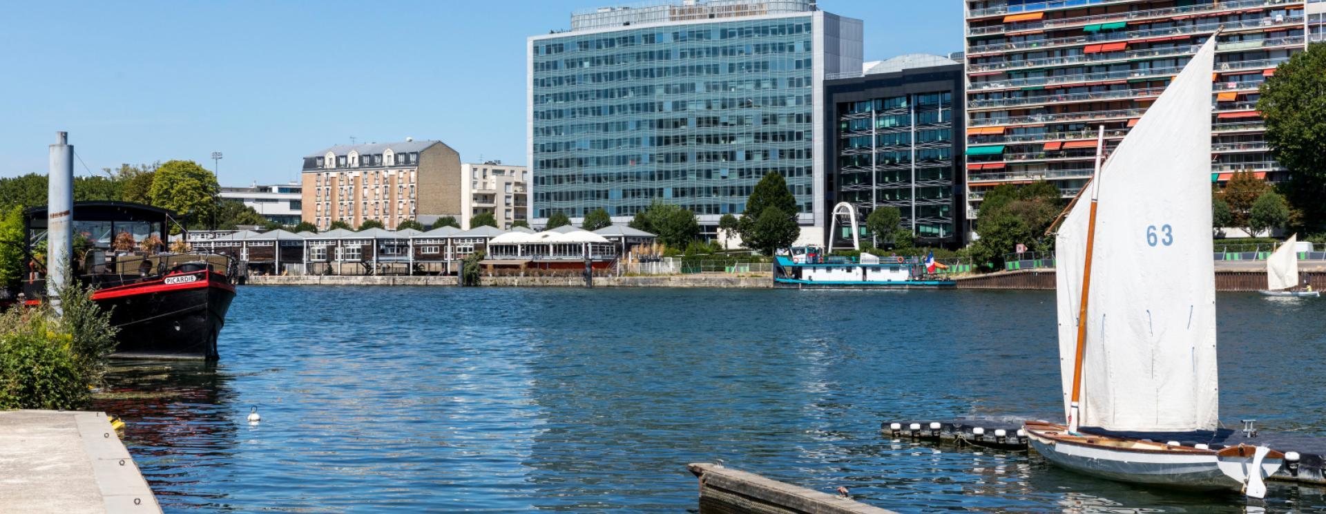 Croisement de bateaux sur la Seine au port de Boulogne Legrand