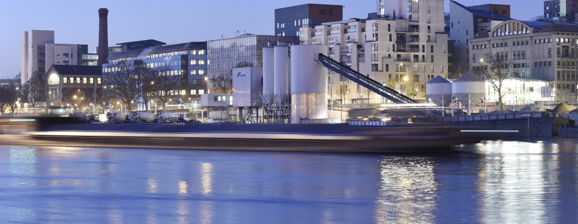 vue depuis la Seine des installations CEMEX sur le port de Tolbiac à Paris