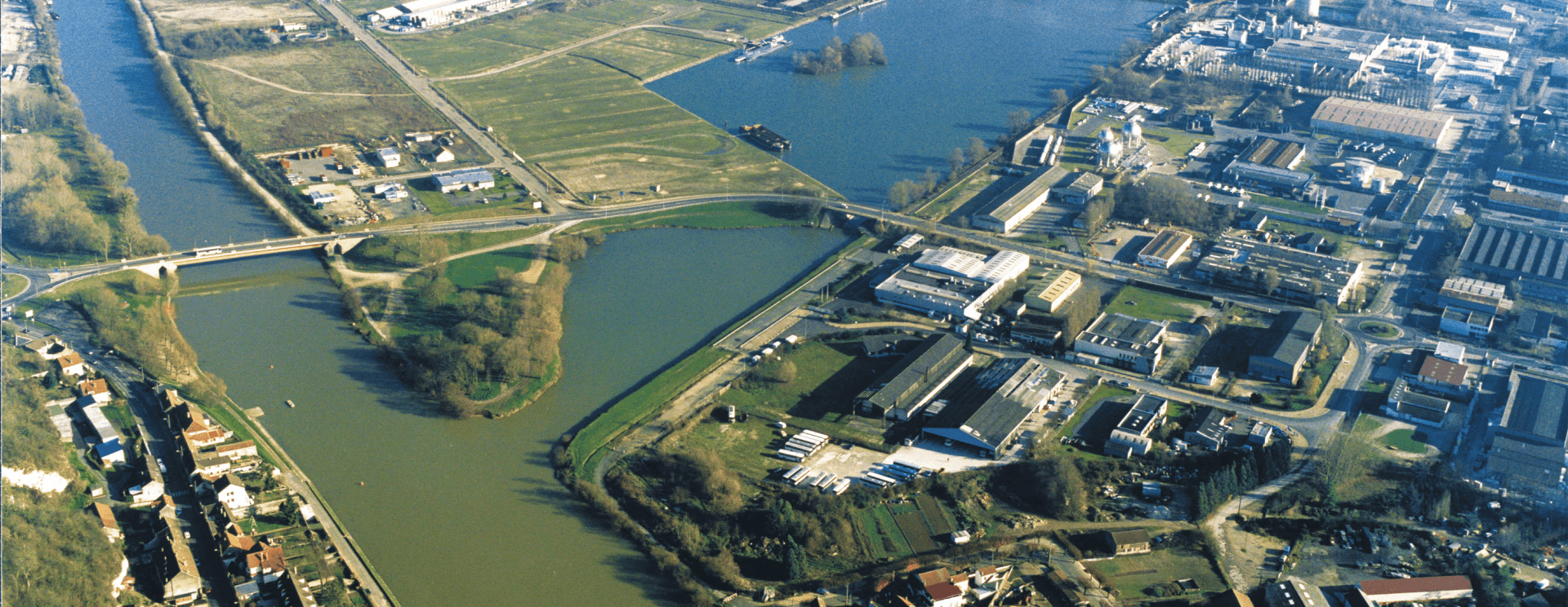 Vue aérienne sur le port de Montereau