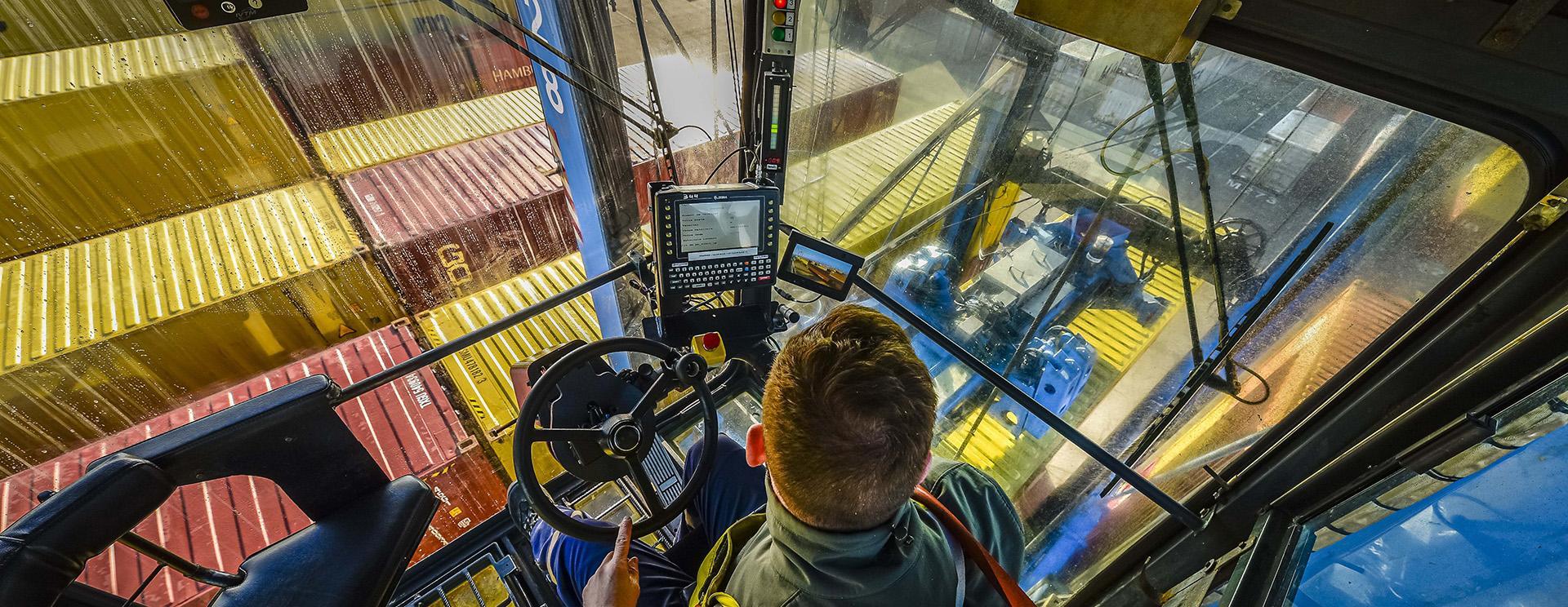 Vue de la cabine d'un cavalier lors de la manutention de conteneurs