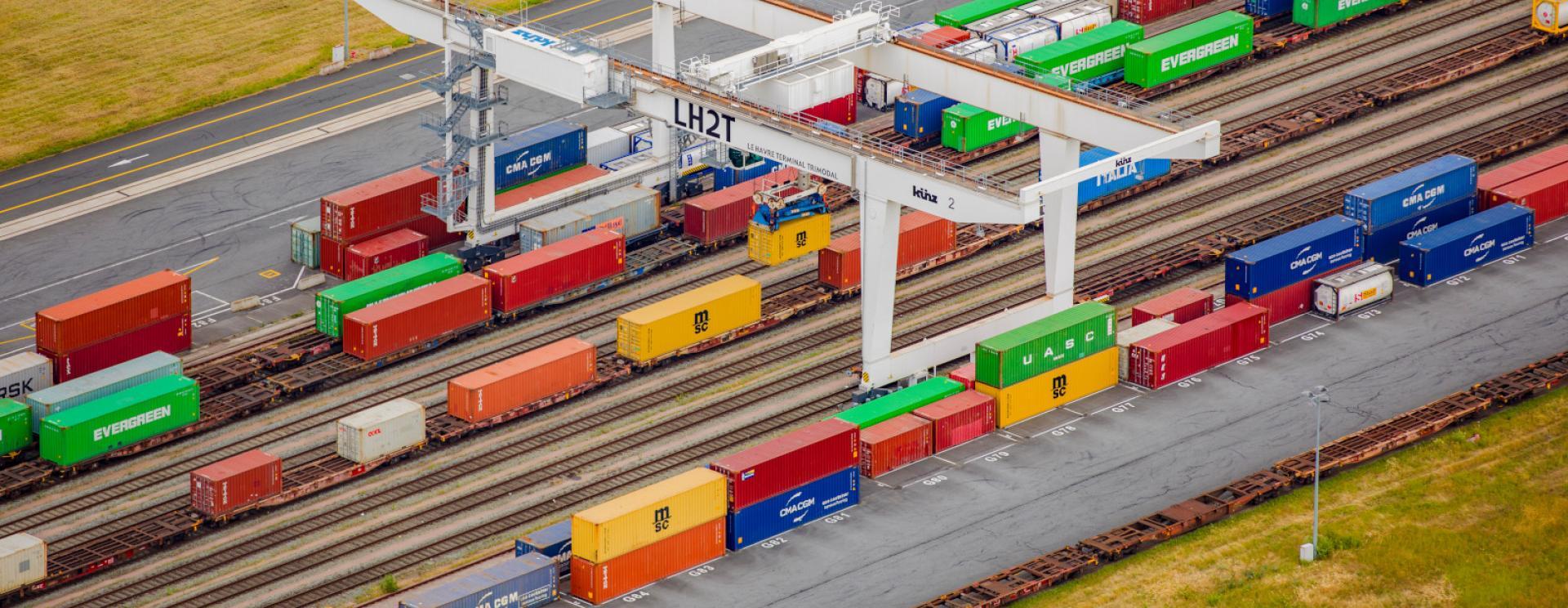 Train de conteneurs sur le terminal multimodal du port du Havre