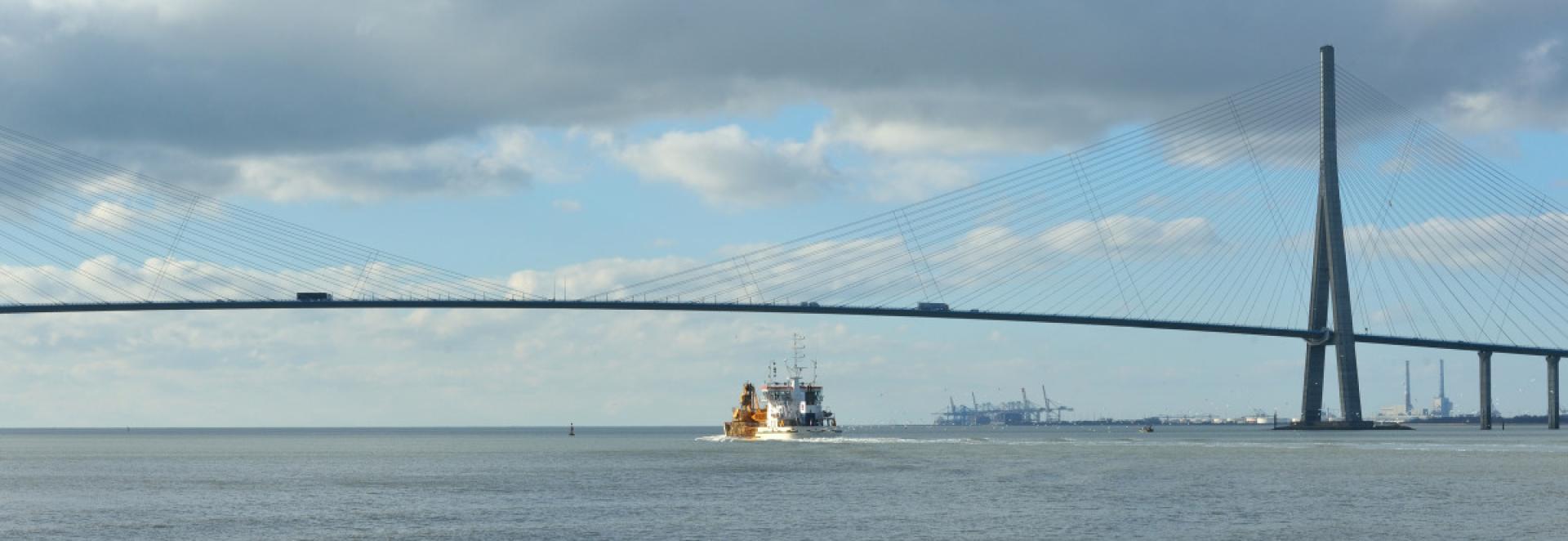 La drague Gambe d'Amfard en opération sous le pont de Normandie - Agrandir l'image, fenêtre modale