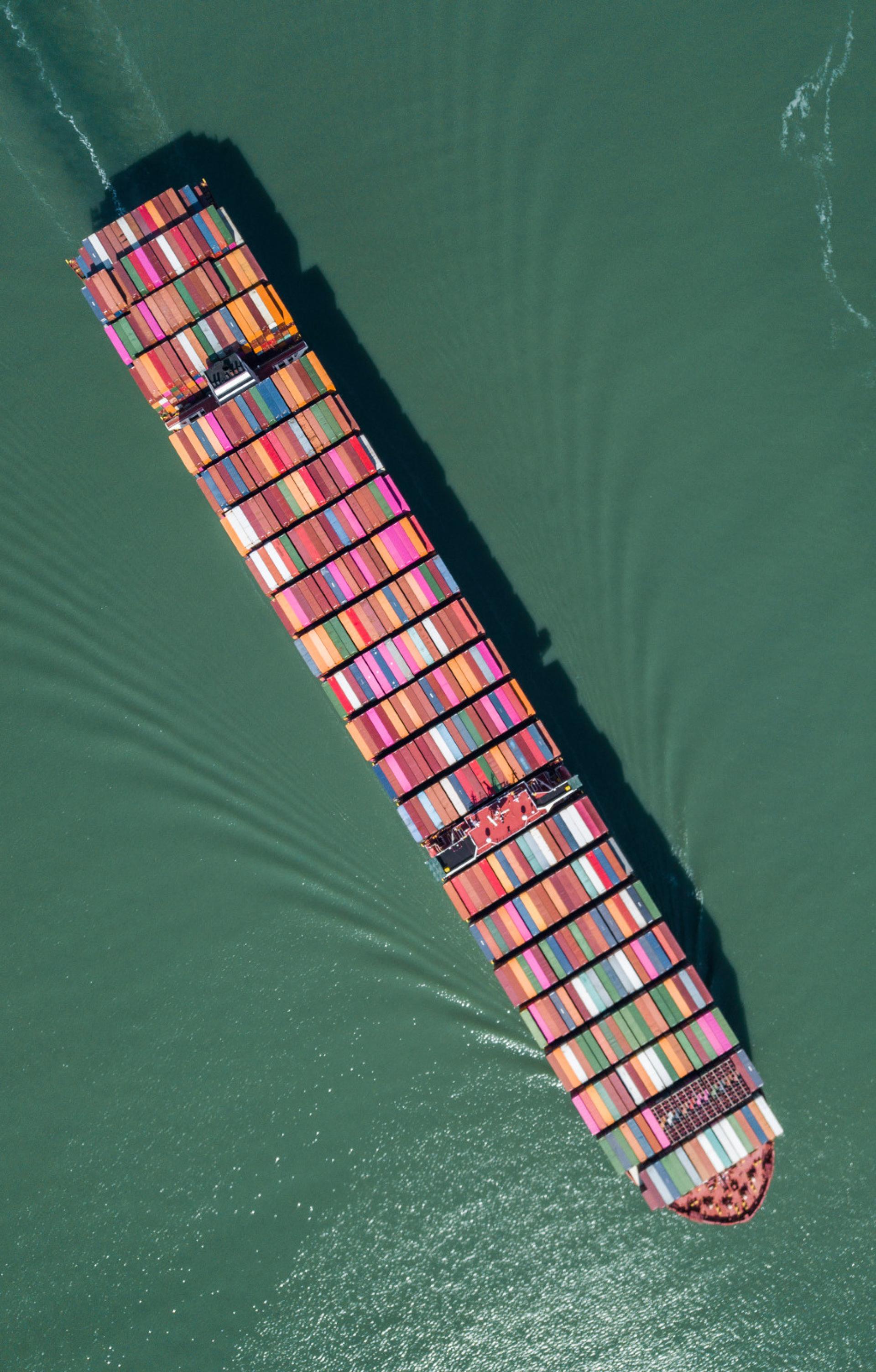 Vue aérienne d'un porte-conteneurs - Enlarge image, modal window