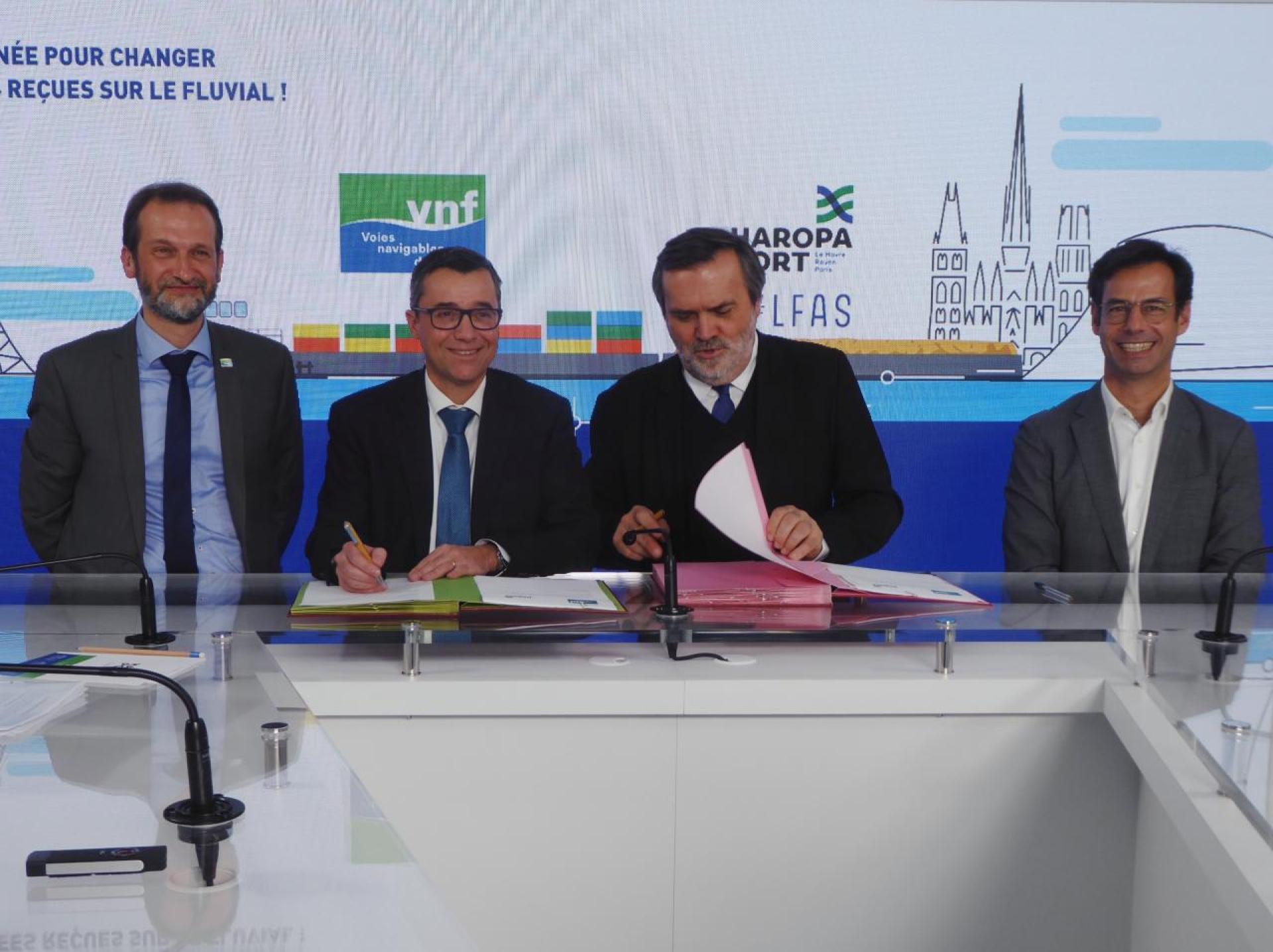 Signature d'une convention entre Thierry Guimbaud, directeur général de VNF, et Stéphane Raison, directeur général de HAROPA PORT, en faveur du développement du transport fluvial sur la Seine - Agrandir l'image, fenêtre modale