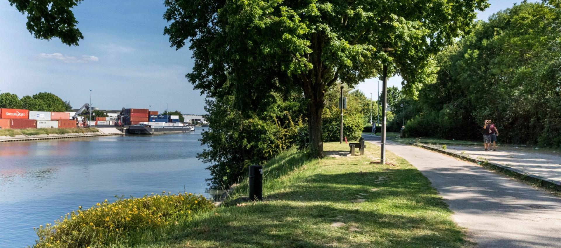 Darse centrale de Bonneuil-sur-Marne (Île Barbière) - Terminaux de Seine - Terminal containers fluvial. Chemin piétonnier en bordure de la Marne. - Agrandir l'image, fenêtre modale