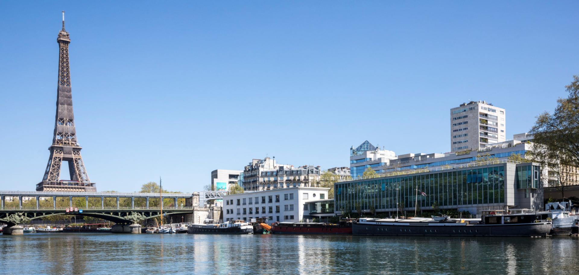 Port de Grenelle au pied de la tour Eiffel - Agrandir l'image, fenêtre modale