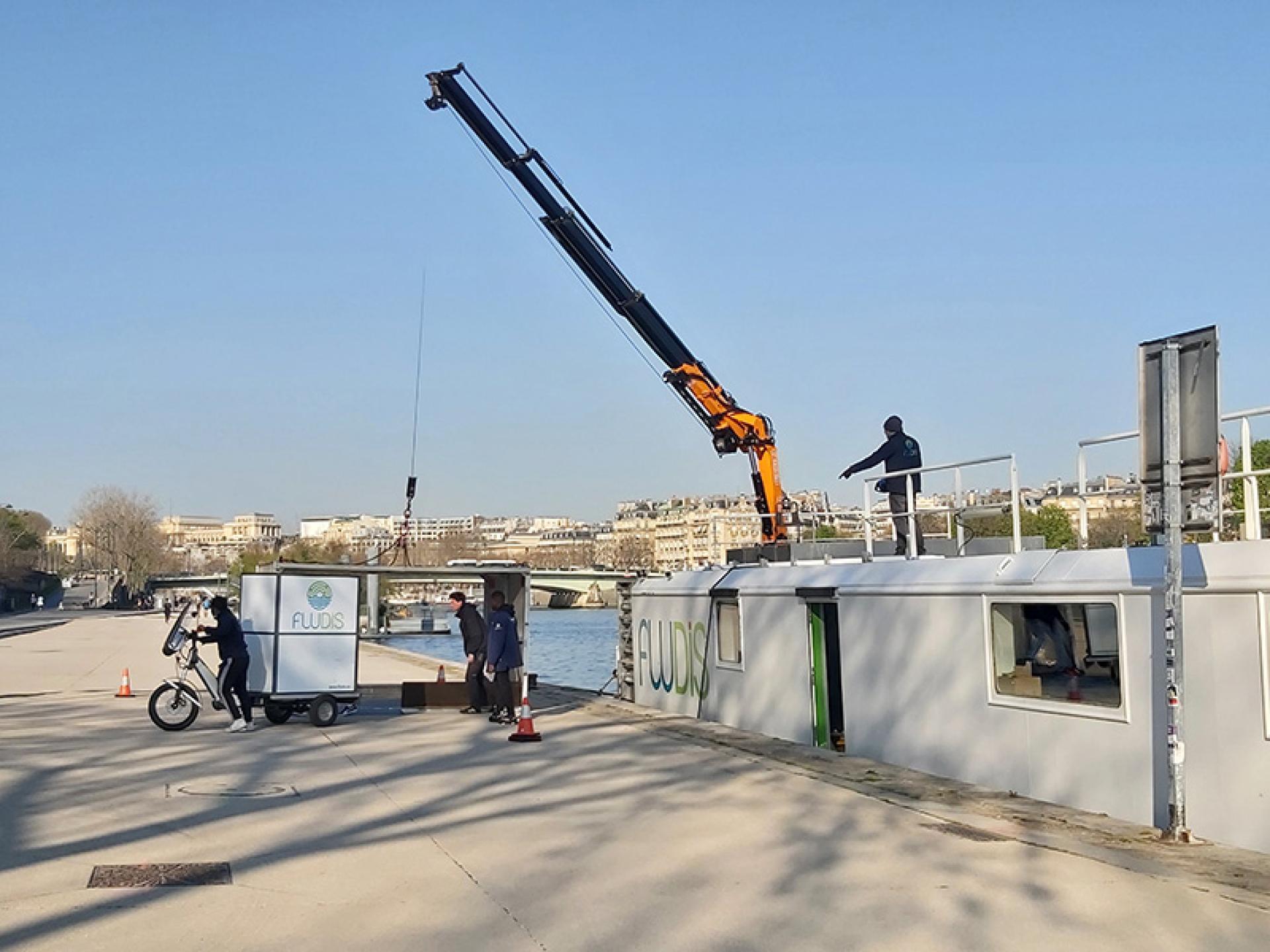 Déchargement depuis une barge fluviale d'un vélo électrique pour le transport de marchandises en zone urbaine - Agrandir l'image, fenêtre modale