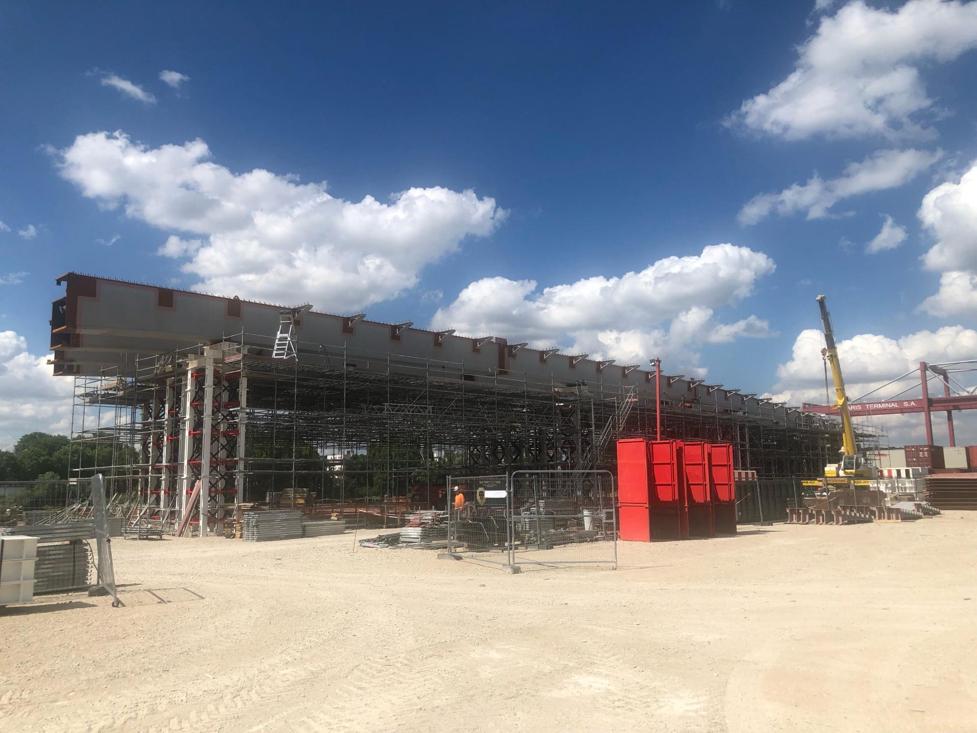 Vue de la construction de la passerelle piétonne du village olympique - Agrandir l'image, fenêtre modale
