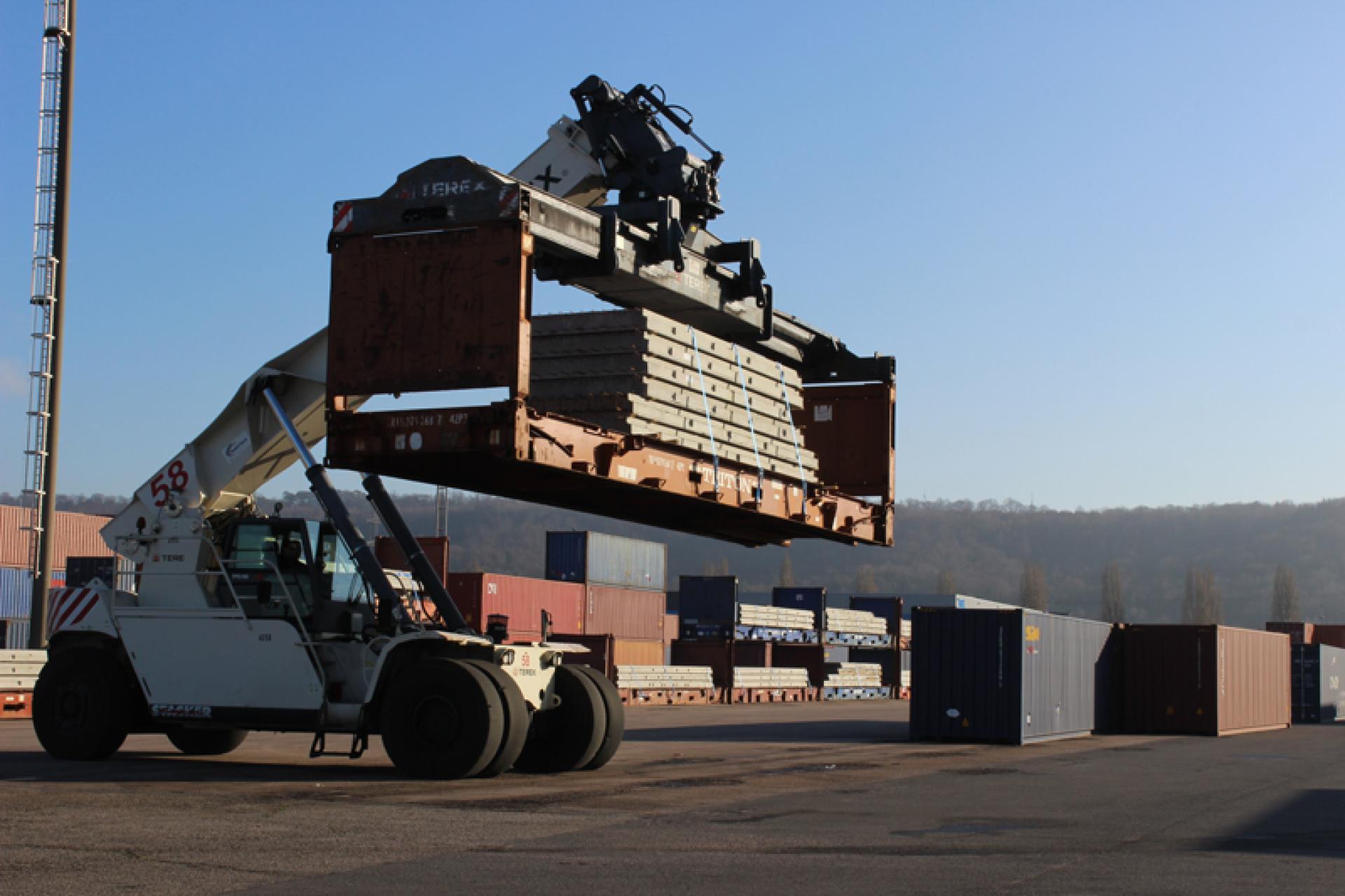 Vue d'un conteneur flat rack sur le terminal conteneurs - Agrandir l'image, fenêtre modale