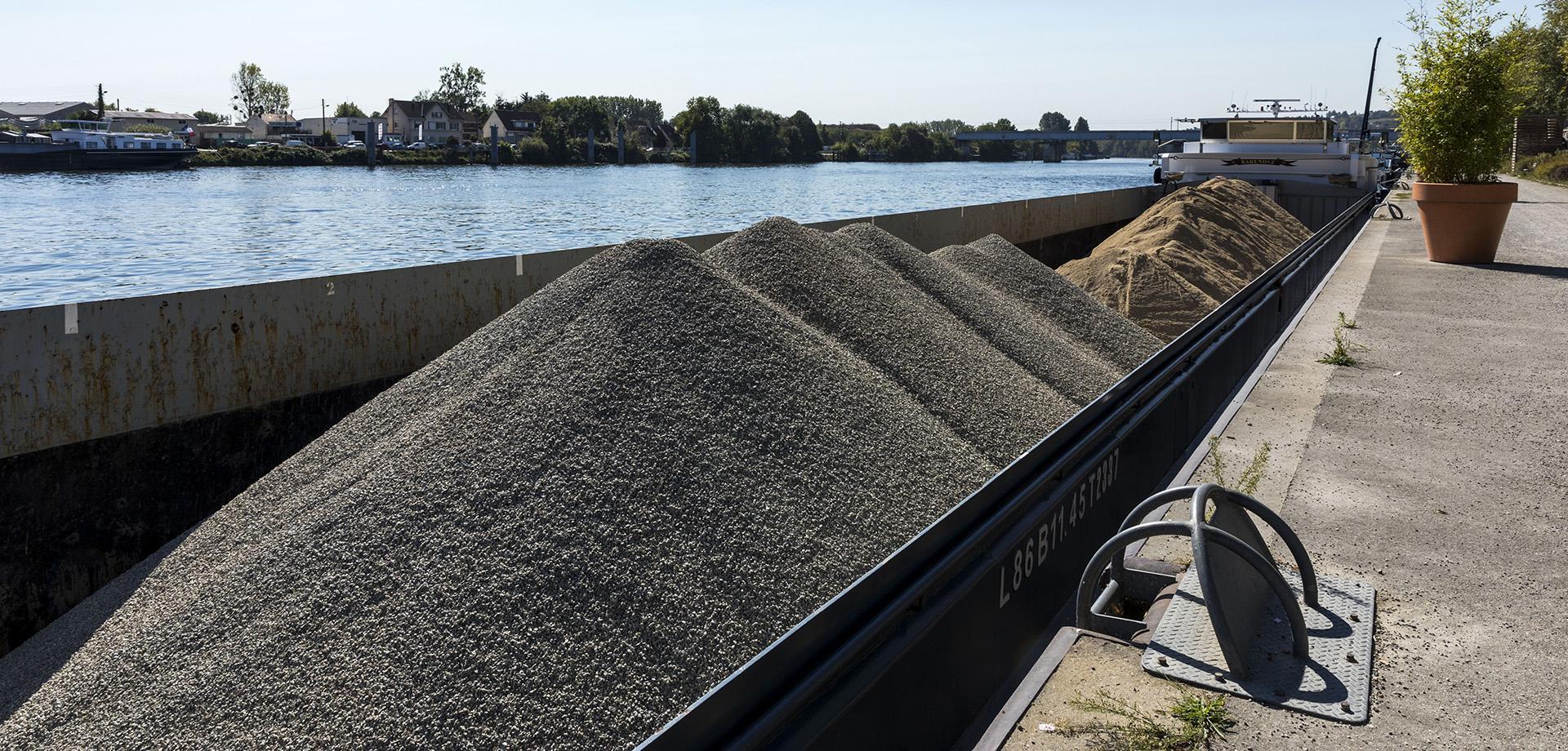 Barge remplie de matériaux de construction en escale sur un site de HAROPA PORT I Paris - Agrandir l'image, fenêtre modale