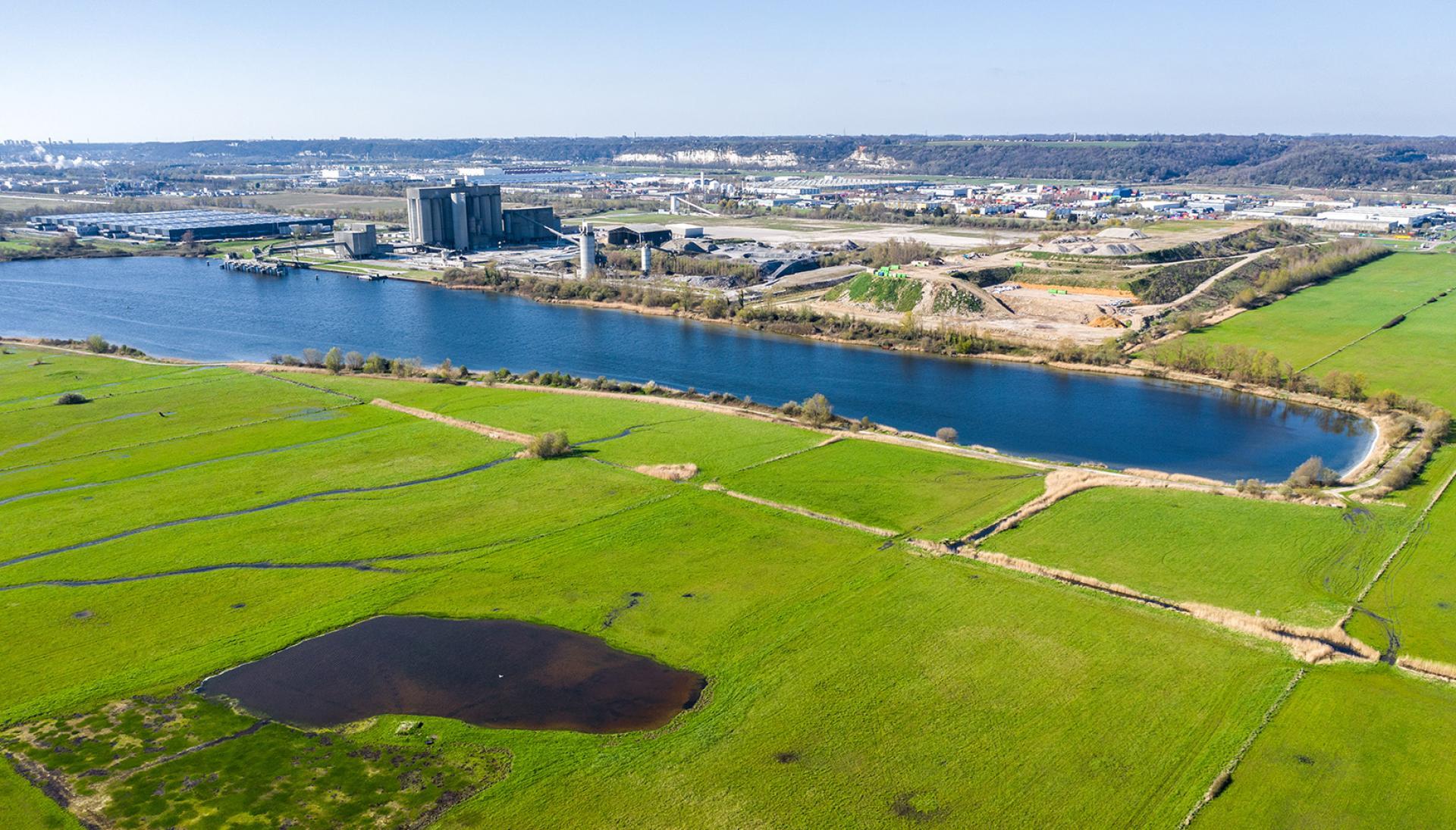 Zone du grand canal sur le port du Havre - Enlarge image, modal window