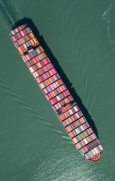 Vue aérienne d'un porte-conteneurs - Agrandir l'image, fenêtre modale