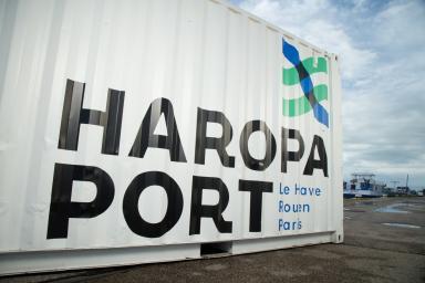 Conteneur à quai avec la marque HAROPA PORT - Agrandir l'image, fenêtre modale