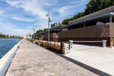 promenade piétonne devant entrepôt Point P situé port Javel Bas - Agrandir l'image, fenêtre modale