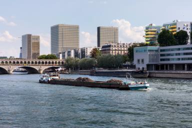 Péniche de transport du recyclage des métaux et ferrailles en premier plan. Maison de la batellerie - VNF (Voies Navigables de France) en arrière plan. - Agrandir l'image, fenêtre modale