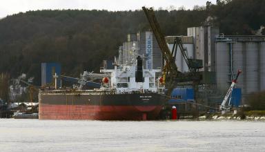 Le navire Malakand en escale au terminal céréalier de Canteleu pour le chargement de 40000 tonnes d'orge aux silos Soufflet - Agrandir l'image, fenêtre modale