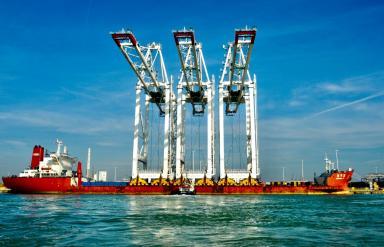 Trois portiques TiL à bord du Zhen Hua 24 accosté à quai au Havre - Agrandir l'image, fenêtre modale