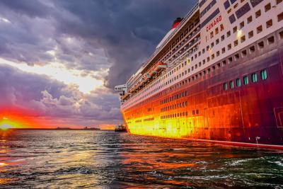 Le croisière Queen Mary à quai au port du Havre. - Agrandir l'image 2 sur 3, fenêtre modale