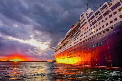 Le croisière Queen Mary à quai au port du Havre. - Agrandir l'image 2 sur 3, fenêtre modale