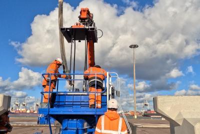 Coulage du_beton dans les moules - Enlarge image 1 of 3, modal window