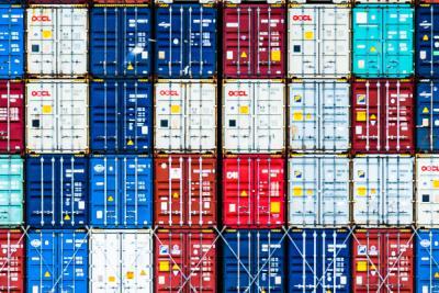 Visuel montrant l'empilement de nombreux conteneurs sur un quai. - Agrandir l'image 1 sur 3, fenêtre modale