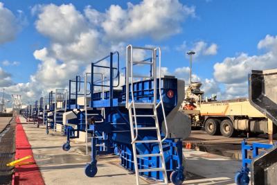 Demoulage d'un accropode de son moule. - Enlarge image 2 of 3, modal window