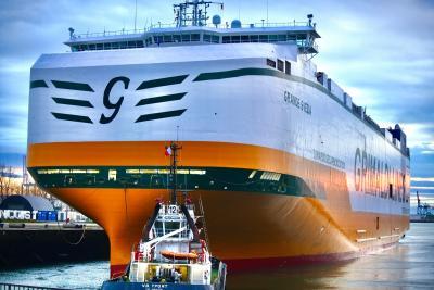 Escale inaugurale au Havre du Grande Svezia, navire dans l'écluse F1 - Agrandir l'image 2 sur 3, fenêtre modale