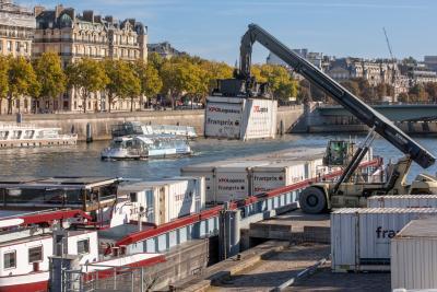 Chargement de conteneurs franprix sur une barge au port de La Bourdonnais - Agrandir l'image 3 sur 3, fenêtre modale